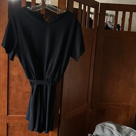 Reoria Fabric Tie Belt Side pockets Flutter Sleeve V Front Romper - Picture 2 of 6